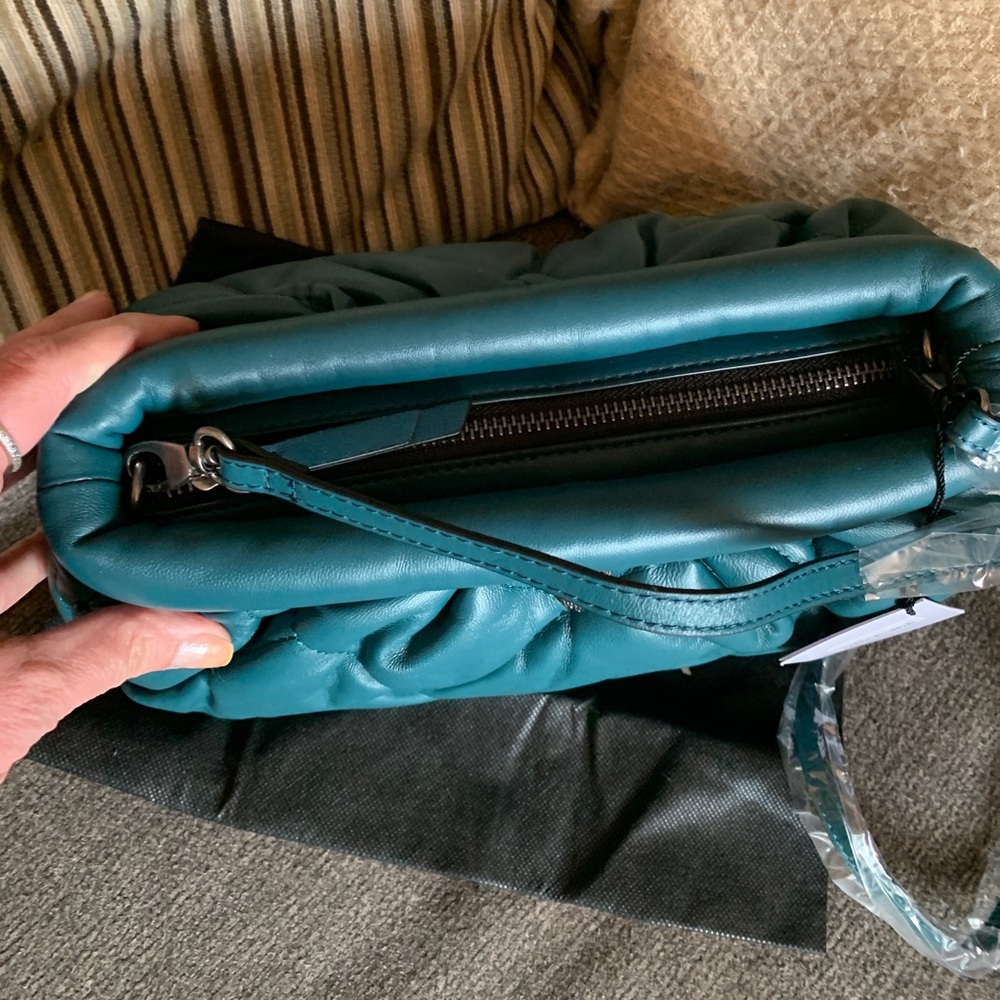 SOLD⛔️Authentic KURT GEIGER LONDON QUILTED LEATHER CONVERTIBLE TOP ZIP CLUTCH - Picture 3 of 16